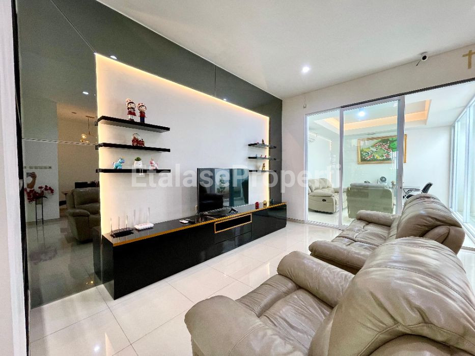 Foto properti *Dijual Rumah Woodland Citraland Surabaya* 2