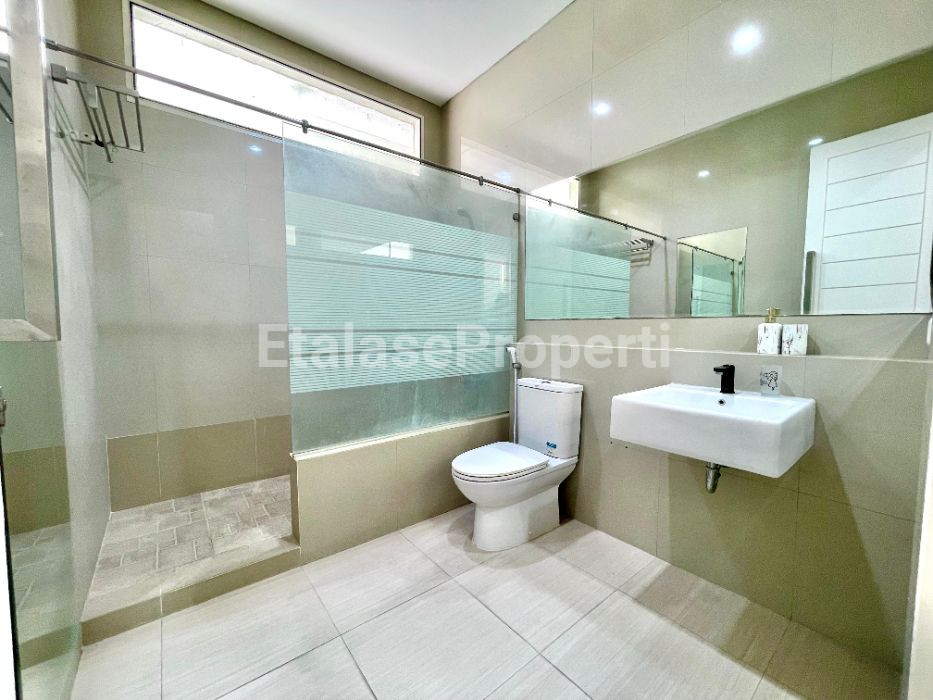 Foto properti *Dijual Rumah Woodland Citraland Surabaya* 10
