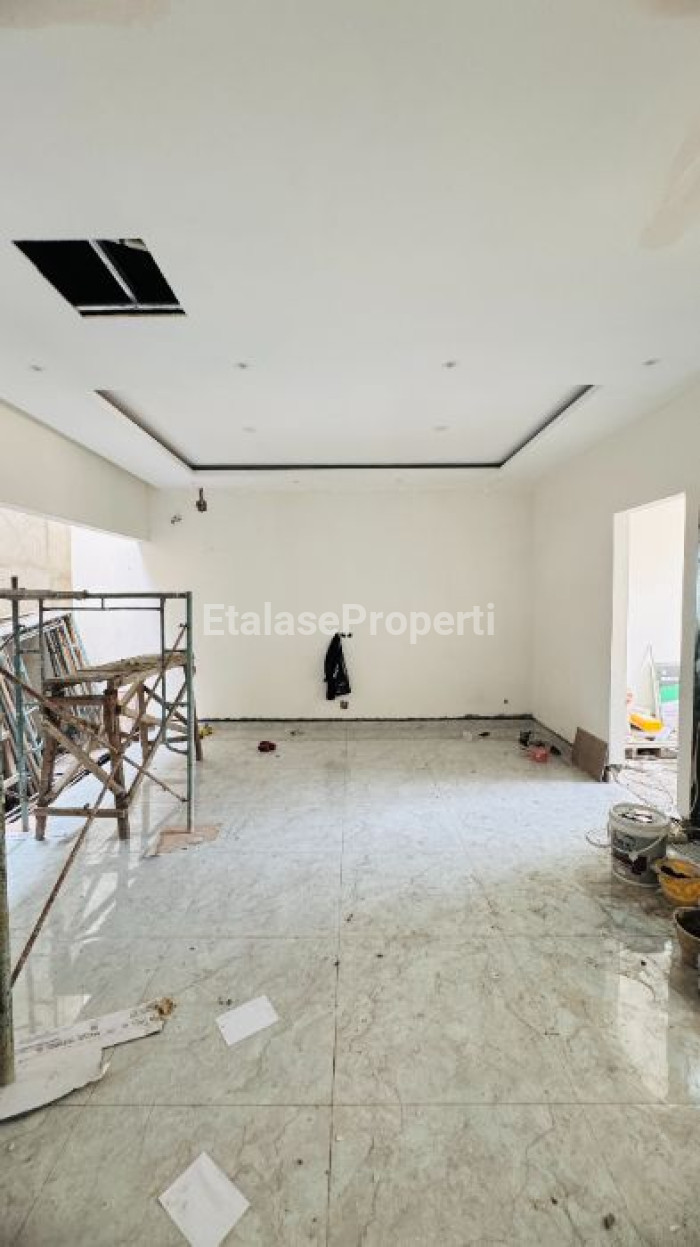Foto properti *Dijual Rumah Woodland Citraland Surabaya* 2