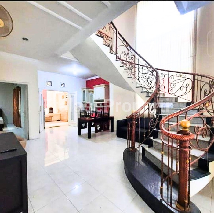 Foto properti Disewakan Rumah Furnished Siap Huni, Tenggilis Utara, Surabaya 3