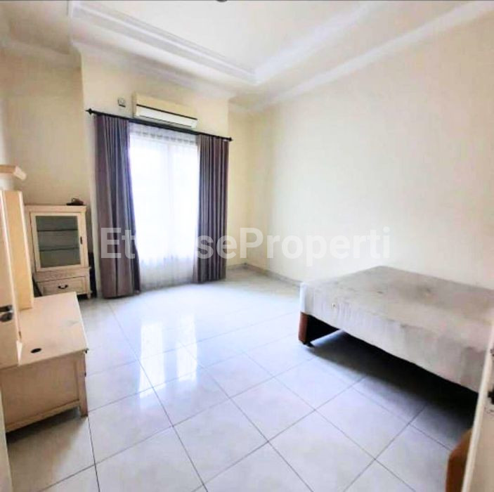 Foto properti *Dijual Rumah Tenggilis Utara* 3