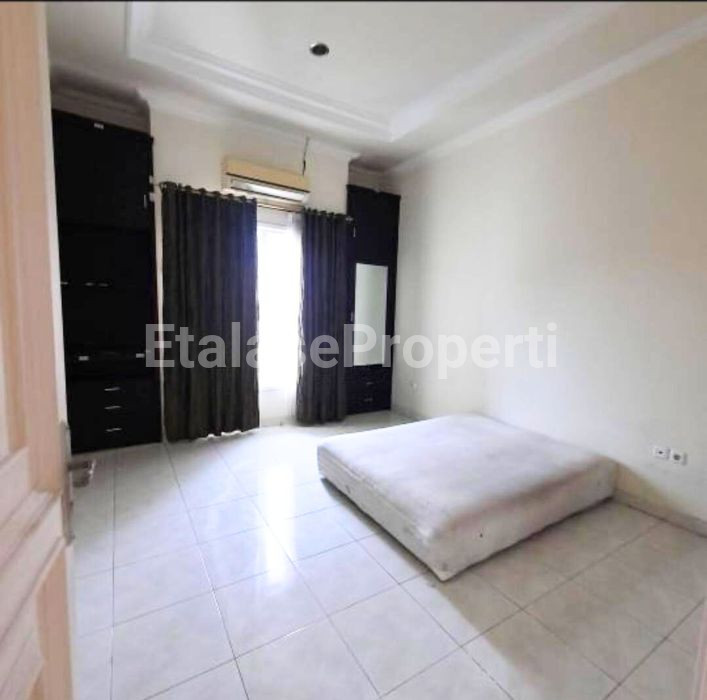 Foto properti *Dijual Rumah Tenggilis Utara* 4