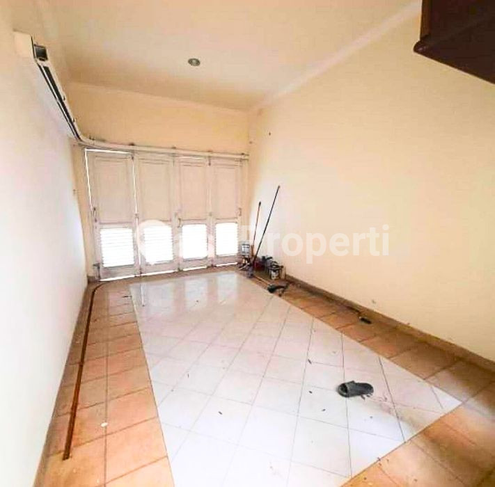 Foto properti *Dijual Rumah Tenggilis Utara* 10