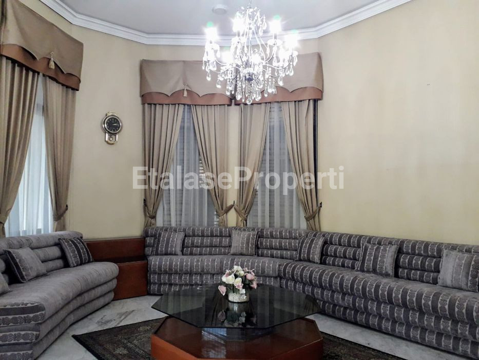 Foto properti Raya Dharmahusada Rumah Bagus & Mewah Split Level 3 Lantai Sangat Terawat !!! 2