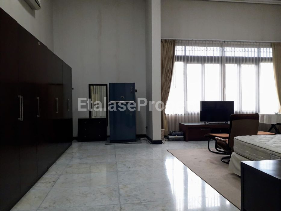 Foto properti Raya Dharmahusada Rumah Bagus & Mewah Split Level 3 Lantai Sangat Terawat !!! 3