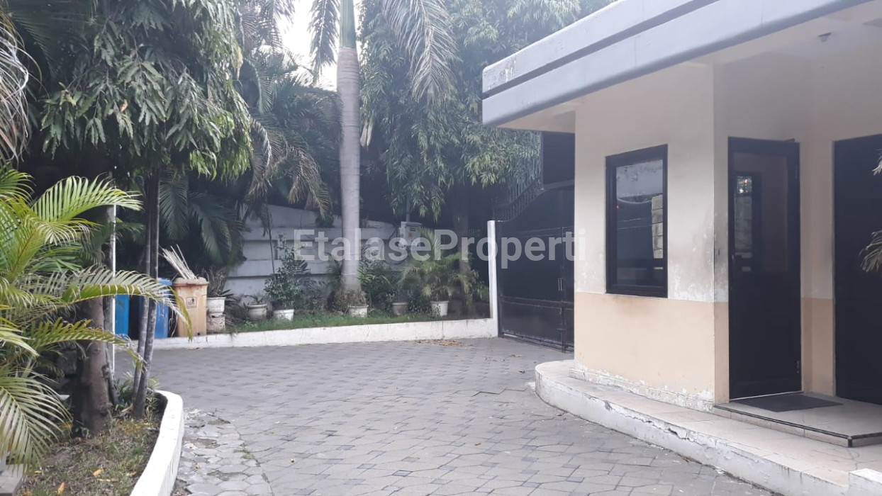 Foto properti Raya Dharmahusada Rumah Bagus & Mewah Split Level 3 Lantai Sangat Terawat !!! 4
