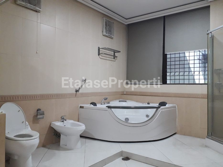 Foto properti Raya Dharmahusada Rumah Bagus & Mewah Split Level 3 Lantai Sangat Terawat !!! 6