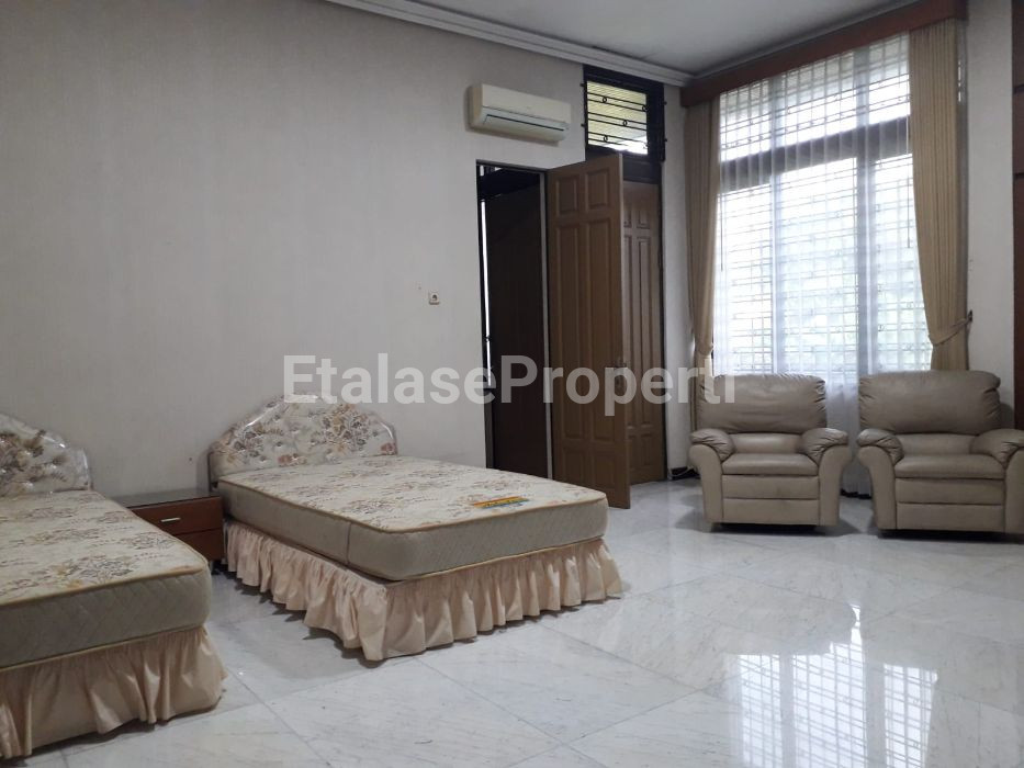 Foto properti Raya Dharmahusada Rumah Bagus & Mewah Split Level 3 Lantai Sangat Terawat !!! 7