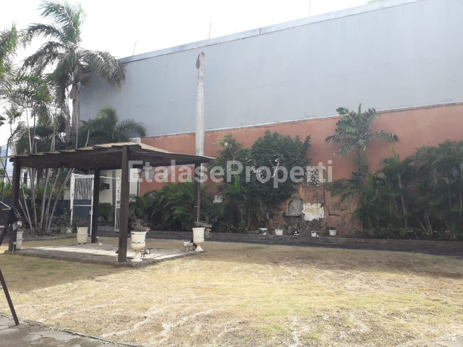 Foto properti Raya Dharmahusada Rumah Bagus & Mewah Split Level 3 Lantai Sangat Terawat !!! 8