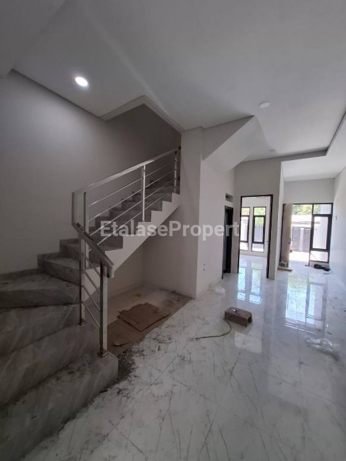 Foto properti Rumah Baru Modern Di Tenggilis Mejoyo Selatan 4