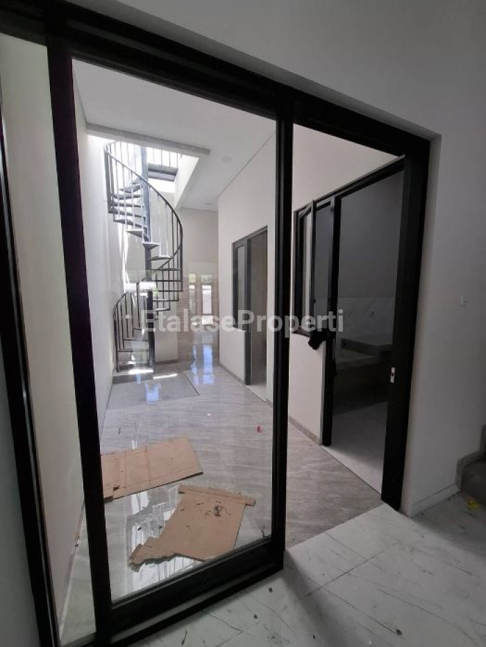 Foto properti Rumah Baru Modern Di Tenggilis Mejoyo Selatan 5