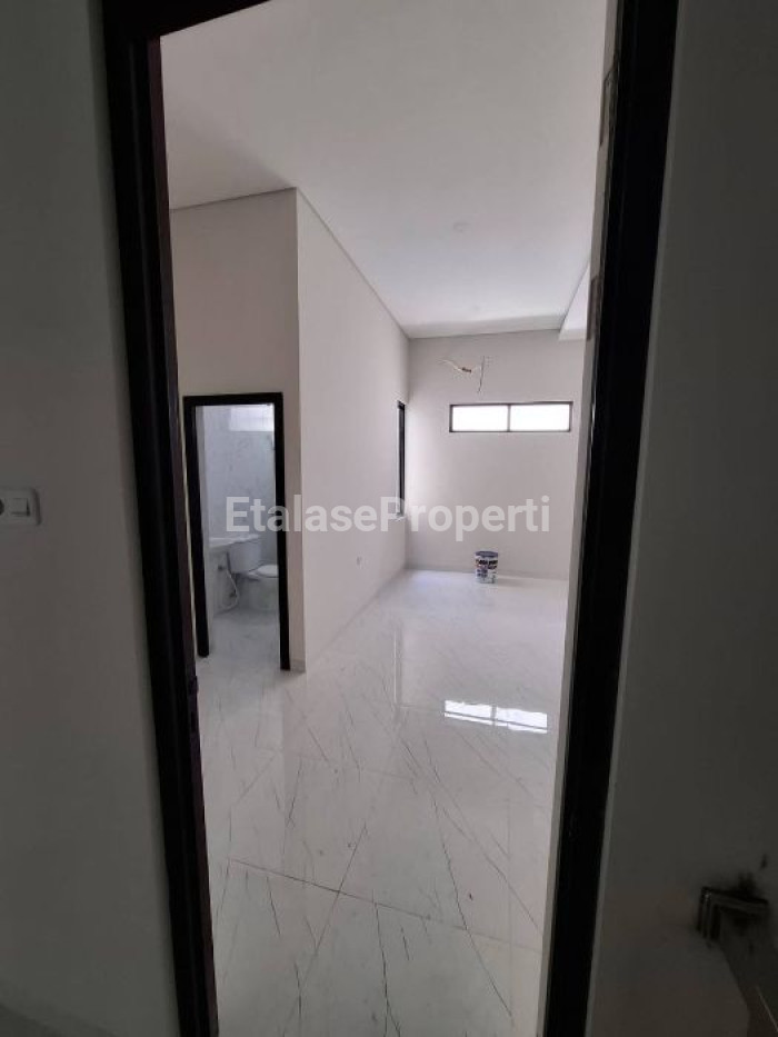 Foto properti Rumah Baru Modern Di Tenggilis Mejoyo Selatan 8