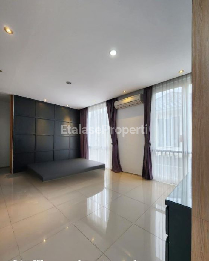 Foto properti Disewakan Rumah Citraland Utama Crystal Golf Dekat Pakuwon 2