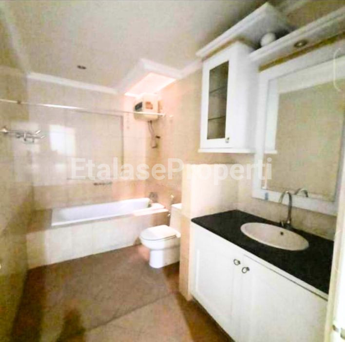 Foto properti Dijual/Disewakan :  Rumah Tenggilis Utara 2 Lantai Siap Huni Furnish 3