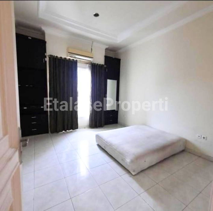 Foto properti Dijual/Disewakan :  Rumah Tenggilis Utara 2 Lantai Siap Huni Furnish 4