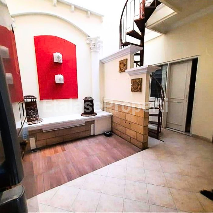 Foto properti Dijual/Disewakan :  Rumah Tenggilis Utara 2 Lantai Siap Huni Furnish 6