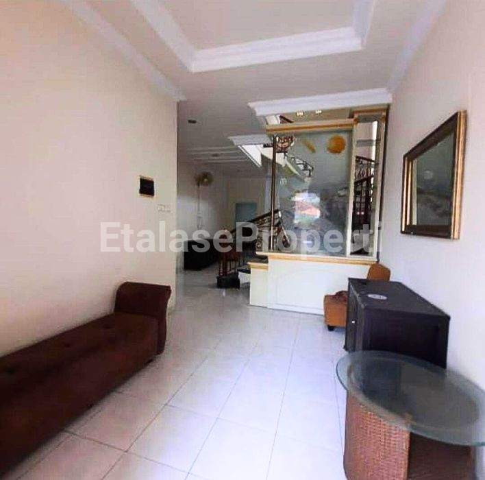 Foto properti Dijual/Disewakan :  Rumah Tenggilis Utara 2 Lantai Siap Huni Furnish 3