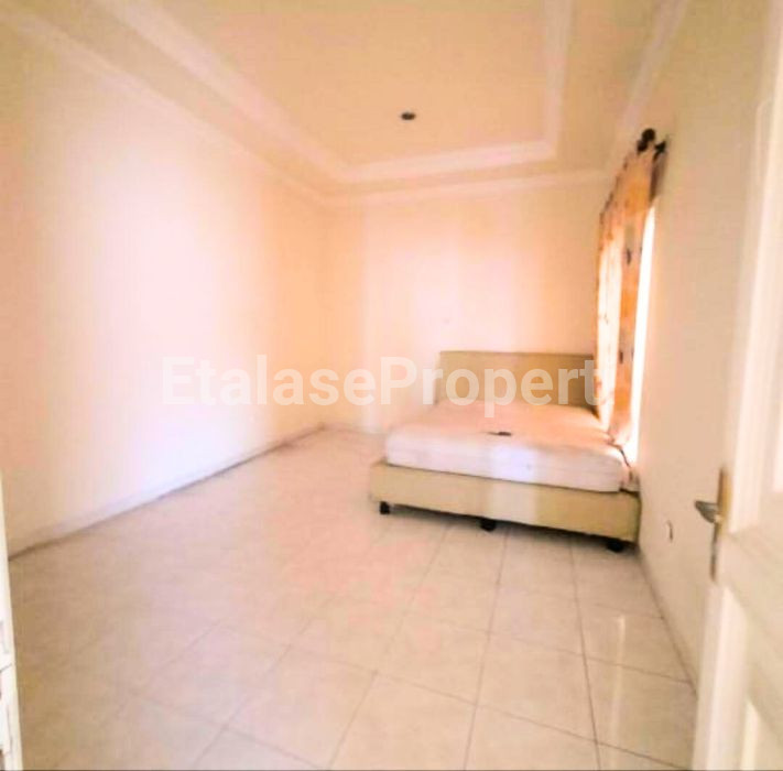 Foto properti Dijual/Disewakan :  Rumah Tenggilis Utara 2 Lantai Siap Huni Furnish 4