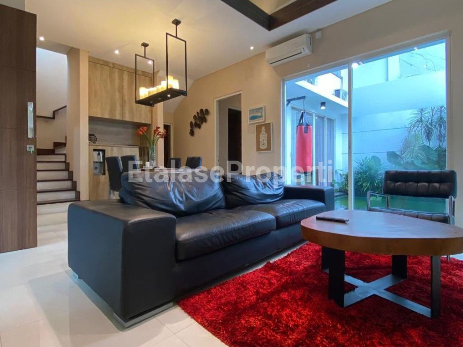 Foto properti Rumah Bagus Di Forest Mansion Citraland Wiyung Ada Private Pool 2