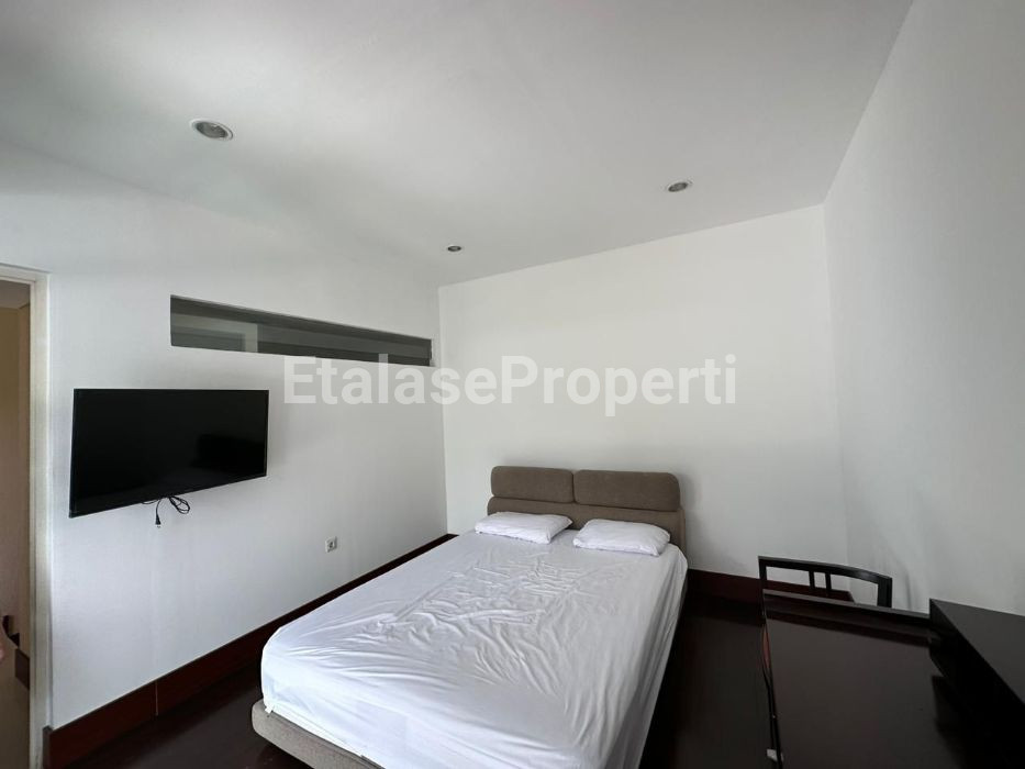Foto properti Rumah Bagus Di Forest Mansion Citraland Wiyung Ada Private Pool 3