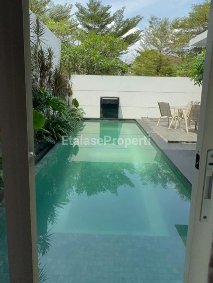 Foto properti Rumah Bagus Di Forest Mansion Citraland Wiyung Ada Private Pool 8