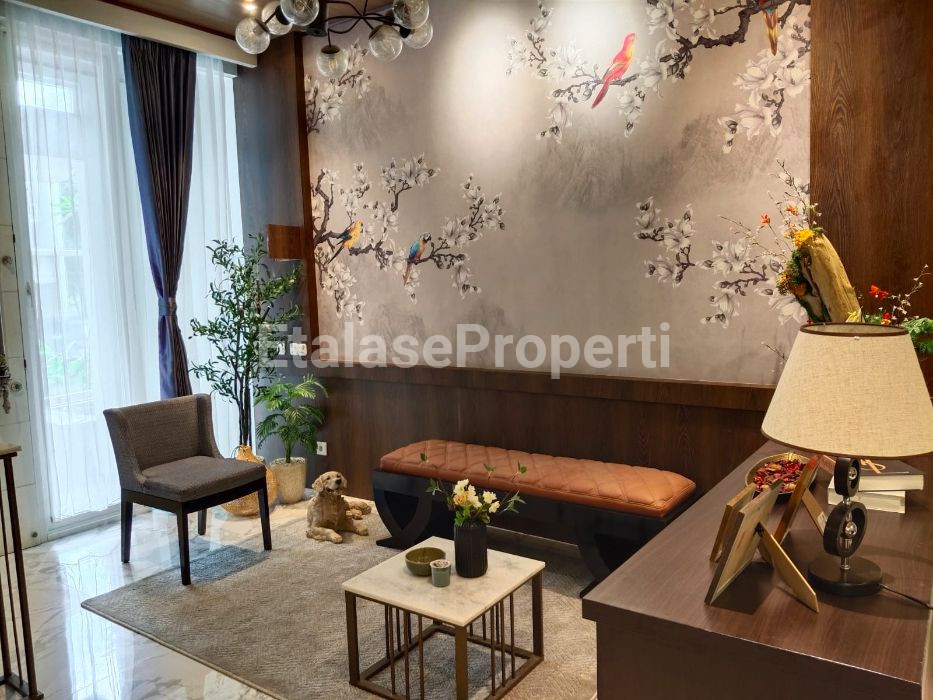 Foto properti Dijual Rumah Full Furnished Di Pakuwon Indah Citraland Wiyung 1