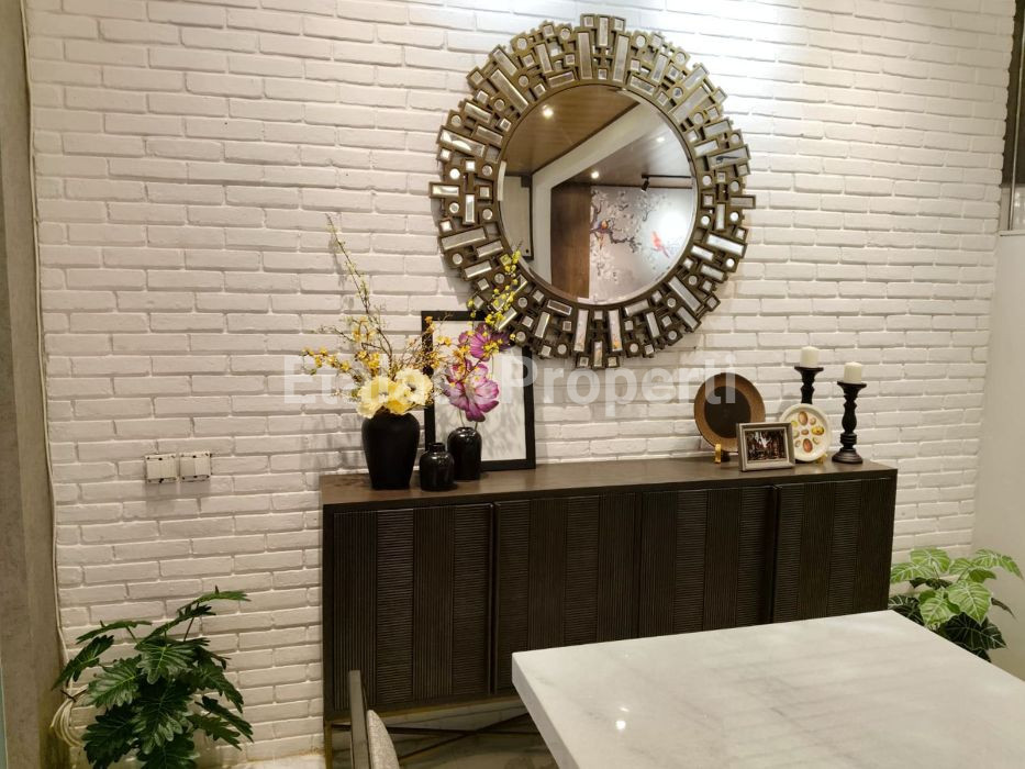 Foto properti Dijual Rumah Full Furnished Di Pakuwon Indah Citraland Wiyung 2