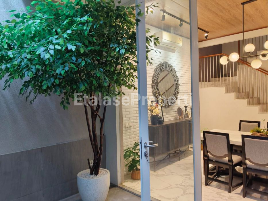 Foto properti Dijual Rumah Full Furnished Di Pakuwon Indah Citraland Wiyung 6