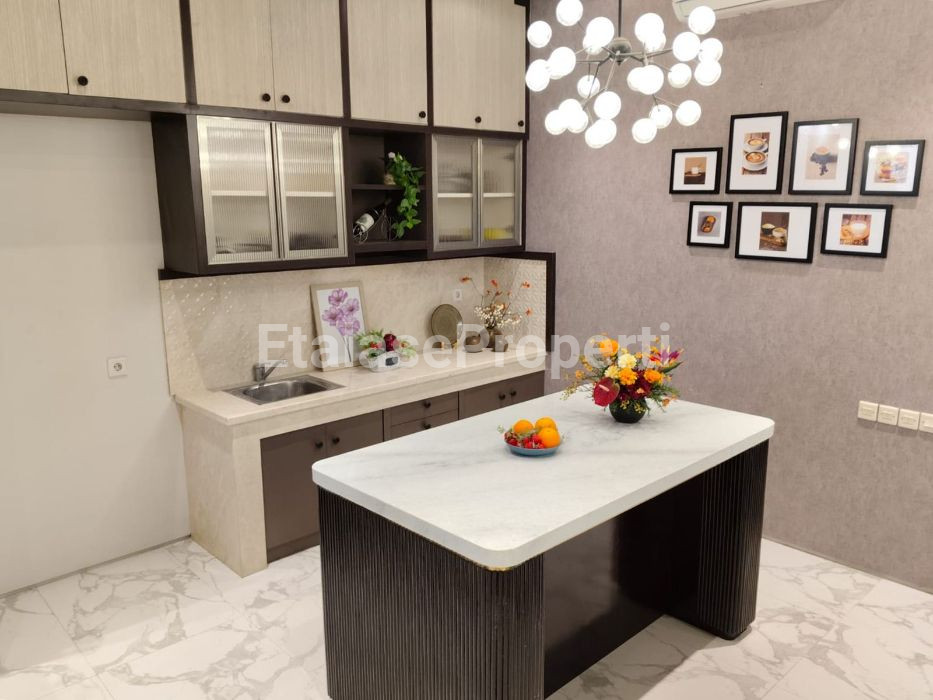 Foto properti Dijual Rumah Full Furnished Di Pakuwon Indah Citraland Wiyung 7