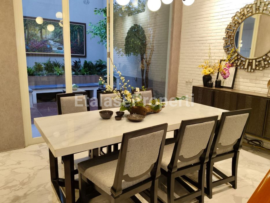 Foto properti Dijual Rumah Full Furnished Di Pakuwon Indah Citraland Wiyung 8