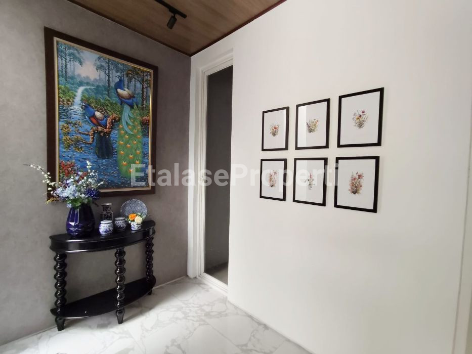 Foto properti Dijual Rumah Full Furnished Di Pakuwon Indah Citraland Wiyung 9