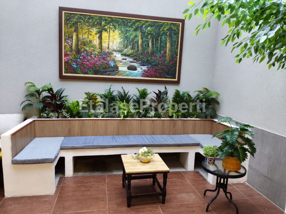 Foto properti Dijual Rumah Full Furnished Di Pakuwon Indah Citraland Wiyung 10