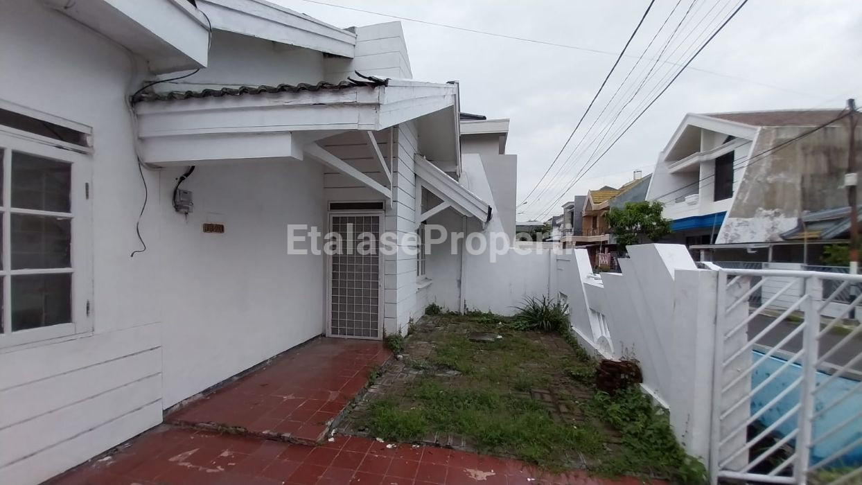 Foto properti *Dijual Rumah Wisma Permai Barat III* 2