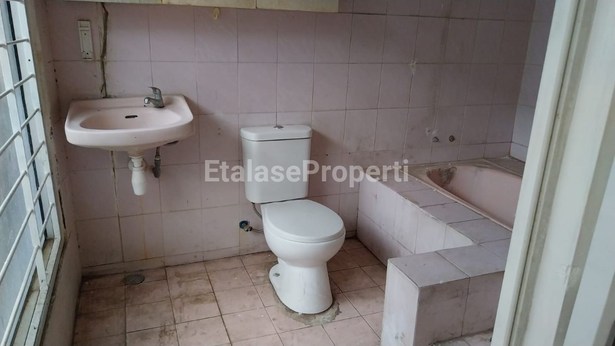 Foto properti *Dijual Rumah Wisma Permai Barat III* 5