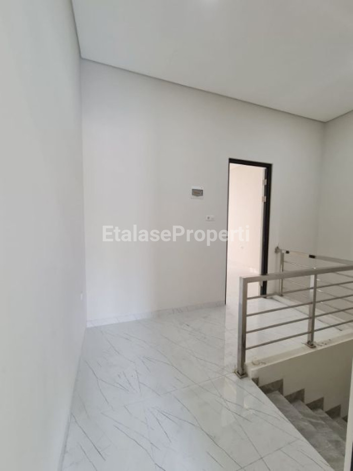 Foto properti Dijual Rumah Baru Di Tenggilis Mejoyo Selatan Surabaya 2