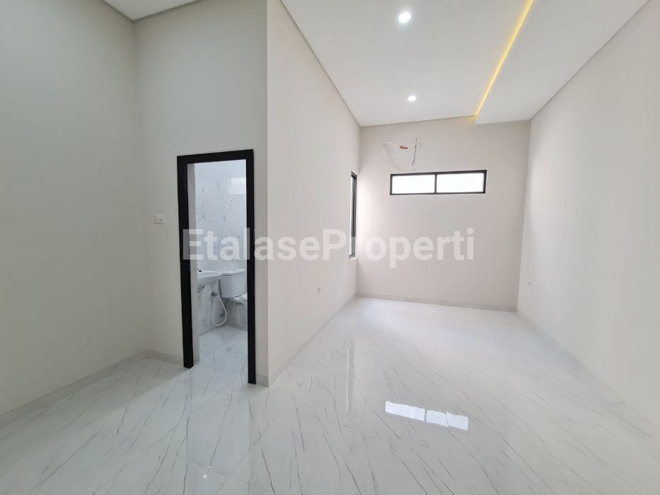 Foto properti Dijual Rumah Baru Di Tenggilis Mejoyo Selatan Surabaya 5