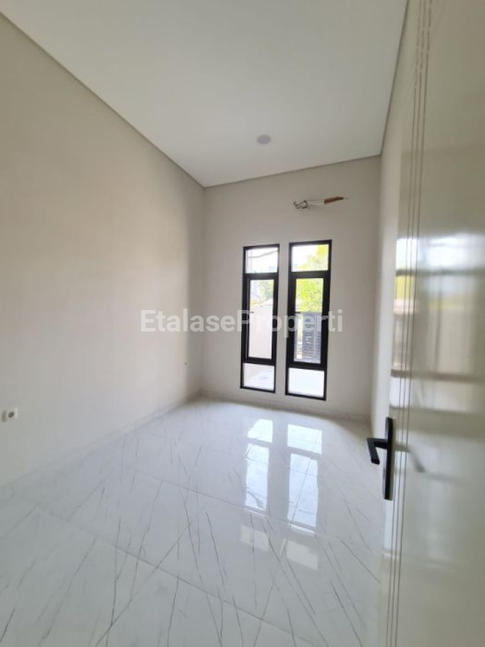 Foto properti Dijual Rumah Baru Di Tenggilis Mejoyo Selatan Surabaya 6