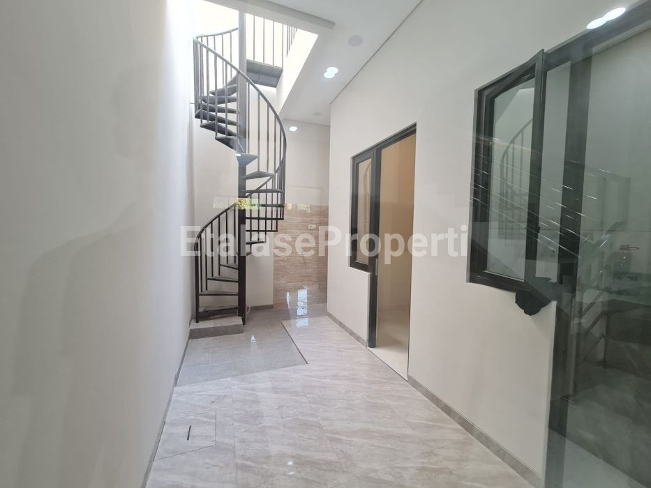 Foto properti Dijual Rumah Baru Di Tenggilis Mejoyo Selatan Surabaya 8