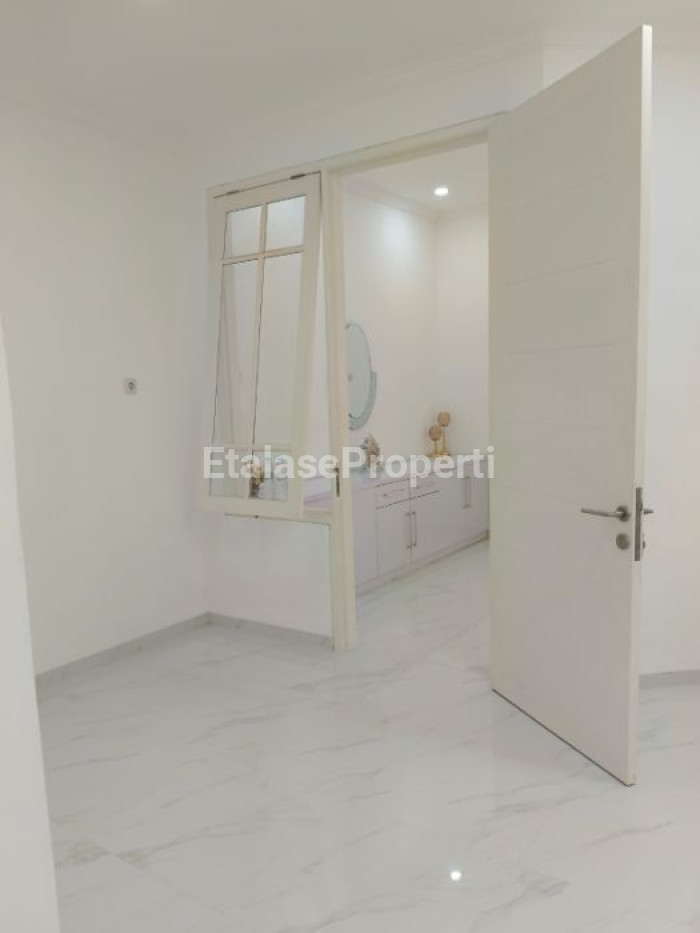 Foto properti Jual Rumah Baru Renov Pakuwon City Taman Mutiara  Dekat Pakuwon City Mall, Cluster Depan Surabaya Timur 6