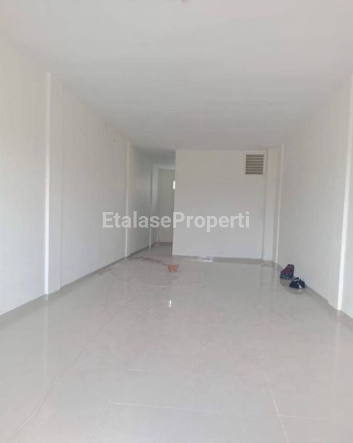 Foto properti Jual Ruko 3 Lantai Di Main Road Dian Istana 3