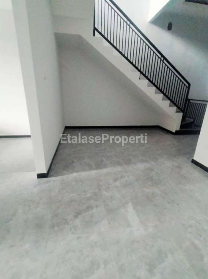 Foto properti Rumah Di Jemur Andayani Siap Huni Dekat RSI Jemursari Kendangsari Petra 3