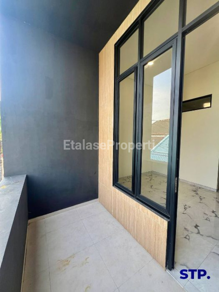 Foto properti Rumah Baru 2 Lantai Di Rungkut Mapan Furnished 8