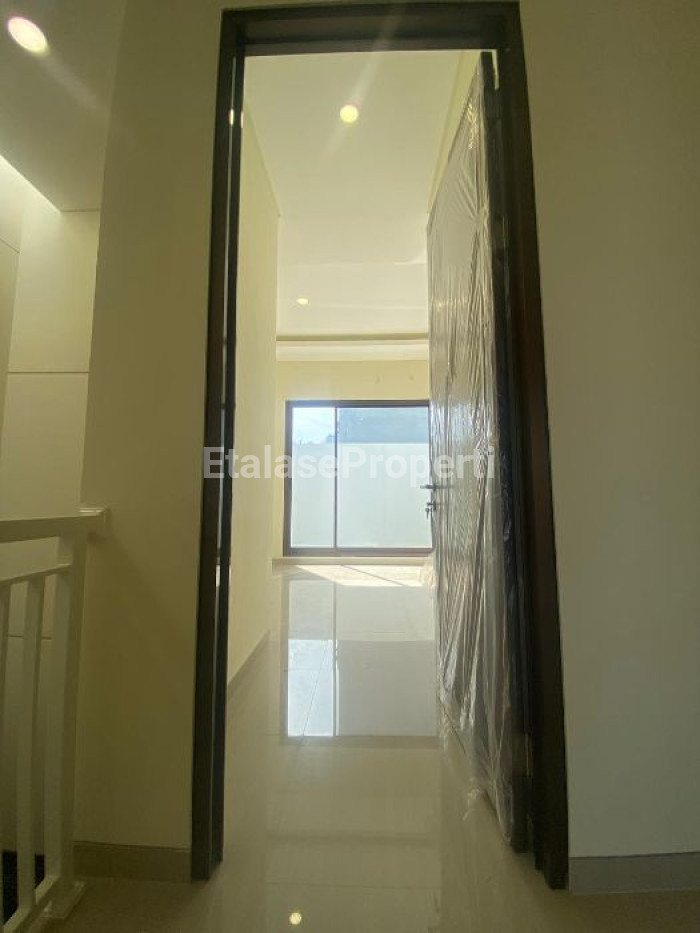 Foto properti DIJUAL RUMAH BARU GRESS BARUK TENGAH SELANGKAH DARI MERR 9