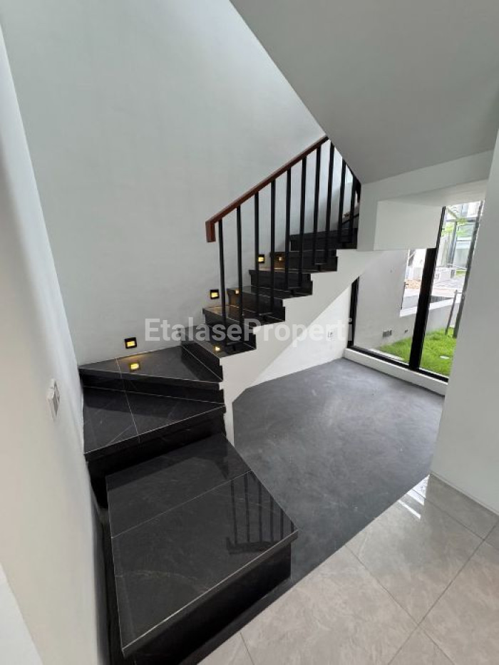 Foto properti Rumah Disewakan Di Citraland Utama Surabaya Dekat Gwalk, Ciputra Dll 3