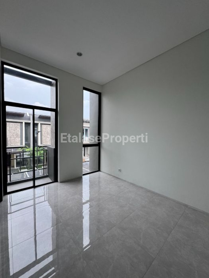 Foto properti Rumah Disewakan Di Citraland Utama Surabaya Dekat Gwalk, Ciputra Dll 4