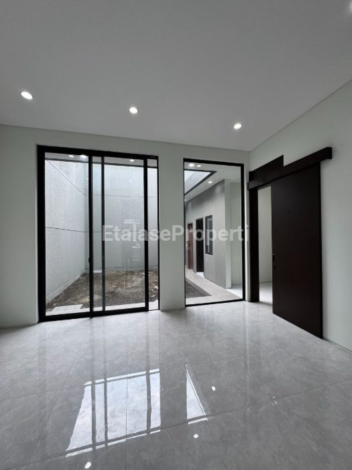 Foto properti Rumah Disewakan Di Citraland Utama Surabaya Dekat Gwalk, Ciputra Dll 5