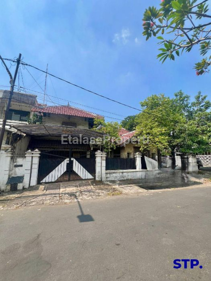 Foto properti MURAH, BISA BANGUN ULANG Rumah 2 Lantai Hoek Di Rungkut Asri Utara Jalan Kembar 1