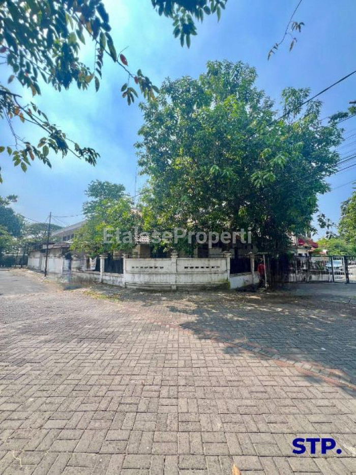 Foto properti MURAH, BISA BANGUN ULANG Rumah 2 Lantai Hoek Di Rungkut Asri Utara Jalan Kembar 2