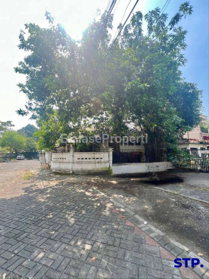 Foto properti MURAH, BISA BANGUN ULANG Rumah 2 Lantai Hoek Di Rungkut Asri Utara Jalan Kembar 3