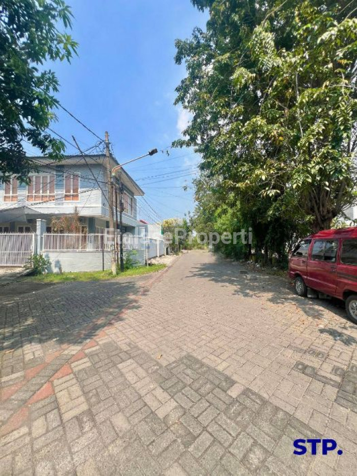 Foto properti MURAH, BISA BANGUN ULANG Rumah 2 Lantai Hoek Di Rungkut Asri Utara Jalan Kembar 4